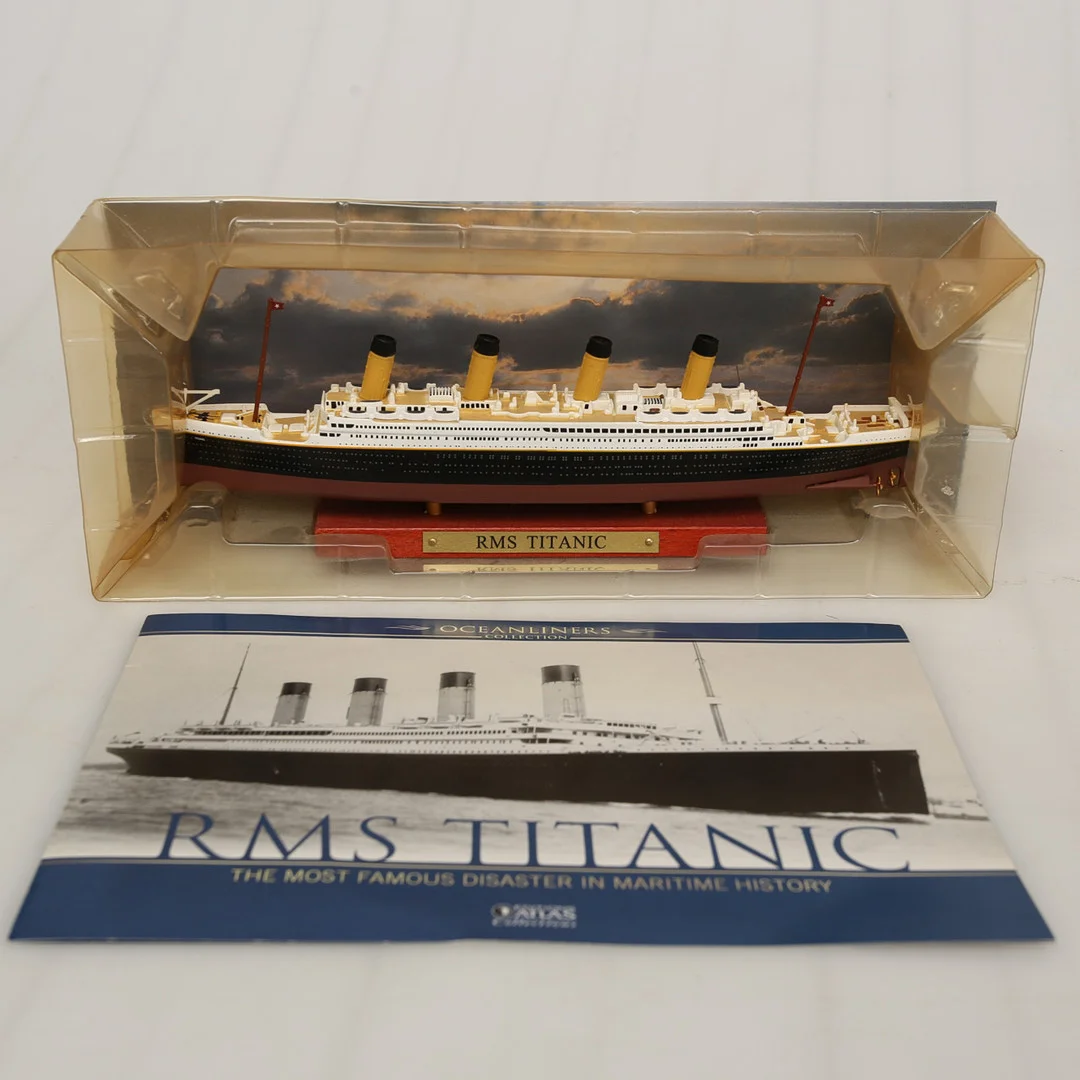 TITANIC, fartygsmodell, miniatyr, Editions Atlas, Collections. i originalomslag av plast, samt med beskrivning. 1900-talets sista fjärdedel. — Technica & Nautica — Limhamns Auktionsbyrå