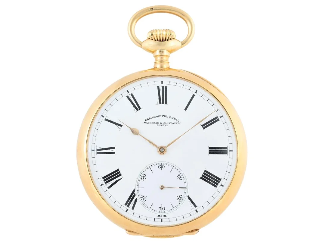 VACHERON & CONSTANTIN, Genève, Chronometre Royal, fickur, 57 mm, Serie nr. 367878, Boett nr. 228818, 18K guld, ankargång, vargtänder, innerlock i 18K guld, monogram, ca 1918. — Klockor/Vacheron Constantin — Kaplans