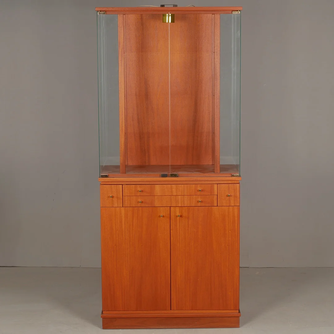 JOHAN HELLSTRÖM. Vitrinskåp, "Effect", 2-delat, Åfors Möbelfabrik, 1900-talets sista del. — Cupboards, Cabinets & Shelves — Auktionsfirma Kenneth Svensson i Kalmar