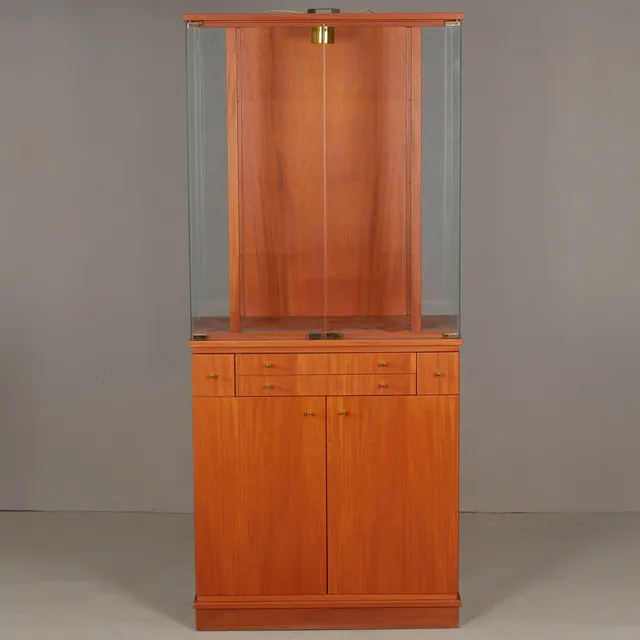 JOHAN HELLSTRÖM. Vitrinskåp, "Effect", 2-delat, Åfors Möbelfabrik, 1900-talets sista del.