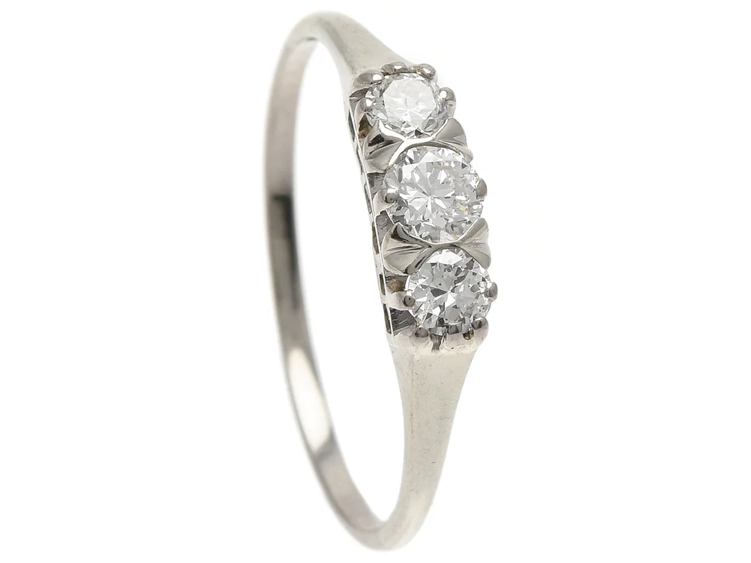 TRESTENSRING, 18K vitguld, 3 äldre briljantslipade diamanter ca 0,39 ctv, ca TW-W/SI, stl 17,75 mm, vikt 1,6 g, mittstenen har brännmärken på kronan. — Smycken/Trestensring — Kaplans