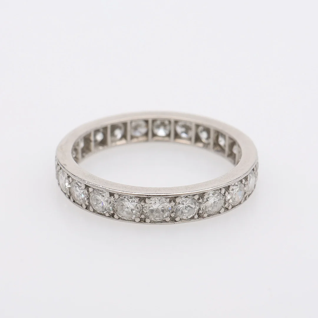 ALLIANSRING, PLATINA & DIAMANTER OM TOTALT CIRKA 1,3 CT, 3,6 GRAM. — Rings — Crafoord Auktioner Lund