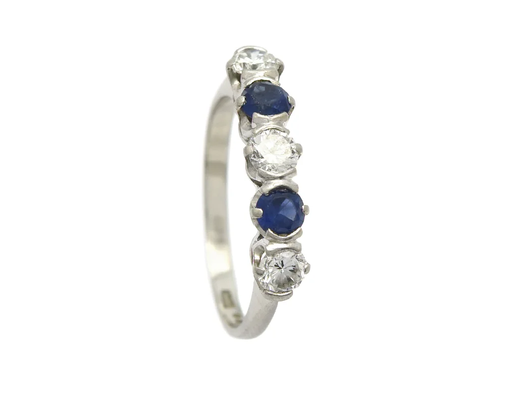 ALLIANSRING, platina, safirer, 3 briljantslipade diamanter ca 0,60 ctv ca TW-W/VS, CG Hallber Stockholm 1960, stl 17,5 mm, vikt 3,9 g, nagg, safiren med slitna fasetter. — Smycken/Alliansring — Kaplans