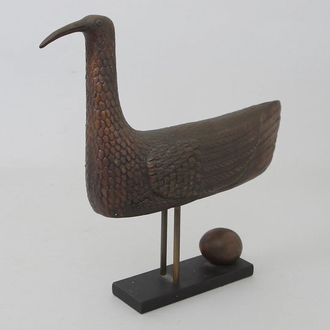 STIG LINDBERG. Skulptur, brons, "Solfågeln", signerad och numrerad 267. — Sculptures & Bronzes — Helsingborgs Auktionskammare
