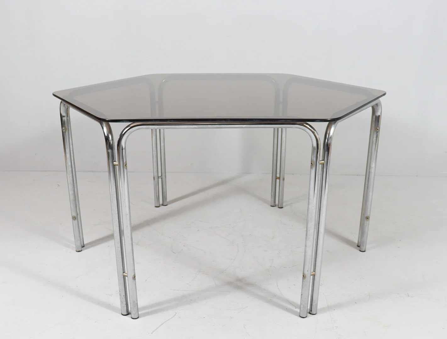 Sechseckiger Mid-Century Esstisch, Italien, 1970er Jahre. — Tables — Stockholms Auktionsverk Düsseldorf/Neuss