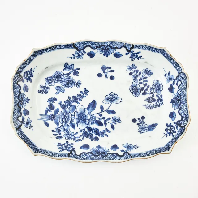 FAT, porslin, Kina, Qianlong (1736-1795), konturerad bräm, dekor av strödda blommor i underglasyrblått.