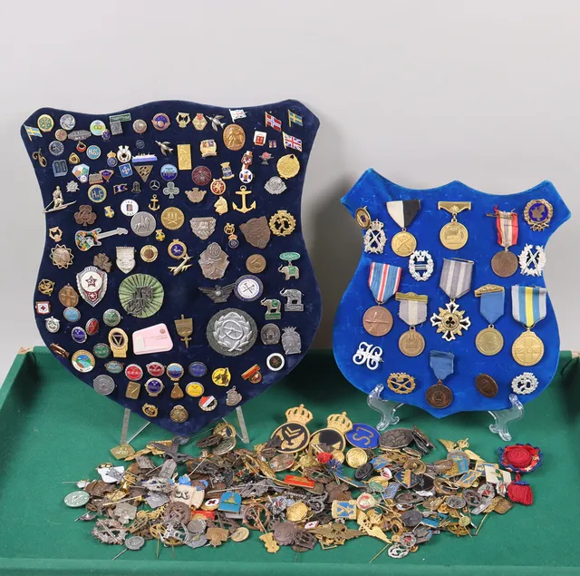 SAMLING NÅLMÄRKEN/PINS, diverse pins, militaria, klubbpins, mössmärken, medaljer mm.
