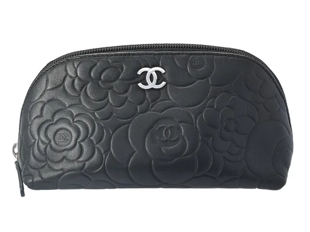 CHANEL, NECESSÄR, Camellia Pouch, svart embossed lammskinn, silverfärgade beslag, 18x9x7 cm, hologrammärkt 14145021, år 2010-2011. Excellent Condition.