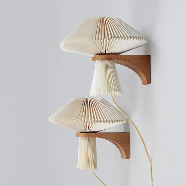 VILHELM WOHLERT. Et par væglamper af fyrretræ og plisseret skærm af plastik, Le Klint, "Mushroom", model 204, Danmark, designet 1957 (2).