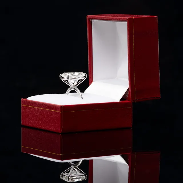 ENSTENSRING, vitguld, 14K, kuddslipad diamant 7,02 ct, F, VS1 laboratorieodlad, certifikat IGI.