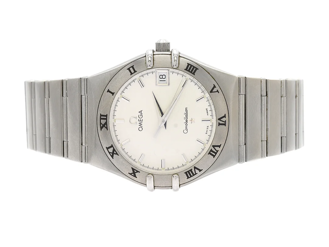 OMEGA, Constellation ´95, Cal 1532, Serie nr. 90079410, PIC nr. 1512.30.00, Ref nr. ST 396.1201, Boett nr. 396.1201, herrur, 33,5 mm, stål, quartz, safirglas, datum, integrerad originallänk, viklås, Ref nr. 1552/862, cert, juni 2007, box. — Klockor/Omega — Kaplans
