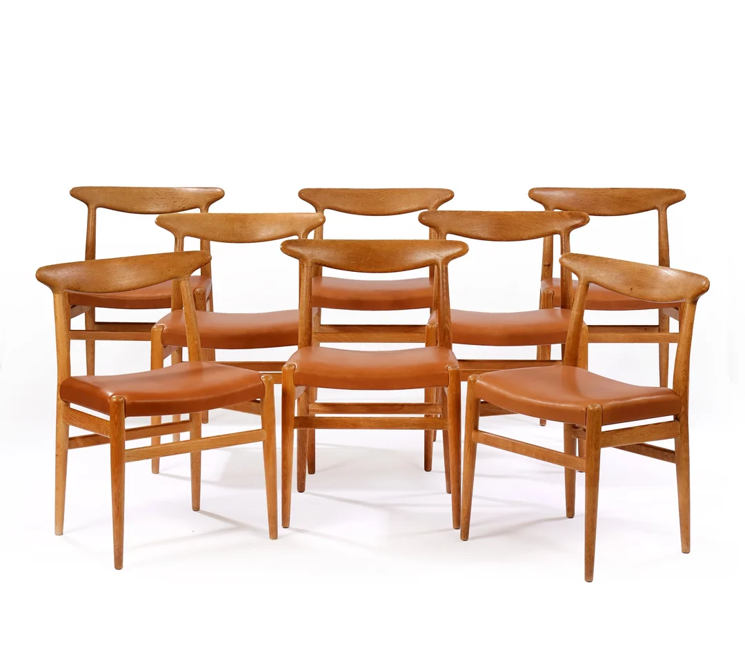 Hans J. Wegner. A set of eight oak dining chairs, model 'W2', newly upholstered (8) — Furniture/Chairs — Lauritz