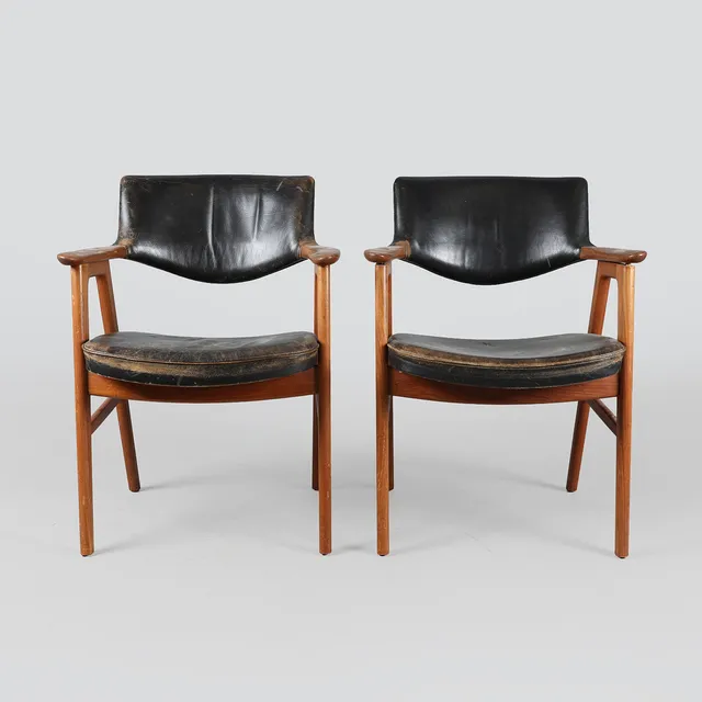 ERIK KIRKEGAARD. Høng Stolefabrik. Et par armstole af teak, 1960'erne (2).