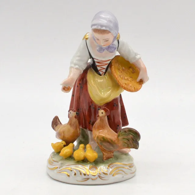 ERNST BOHNE & SÖHNE. "BÄUERIN UND HÜHNER", TÜRINGER PORZELLANFIGUR, POLYCHROM, DEUTSCHLAND, UM 1950.