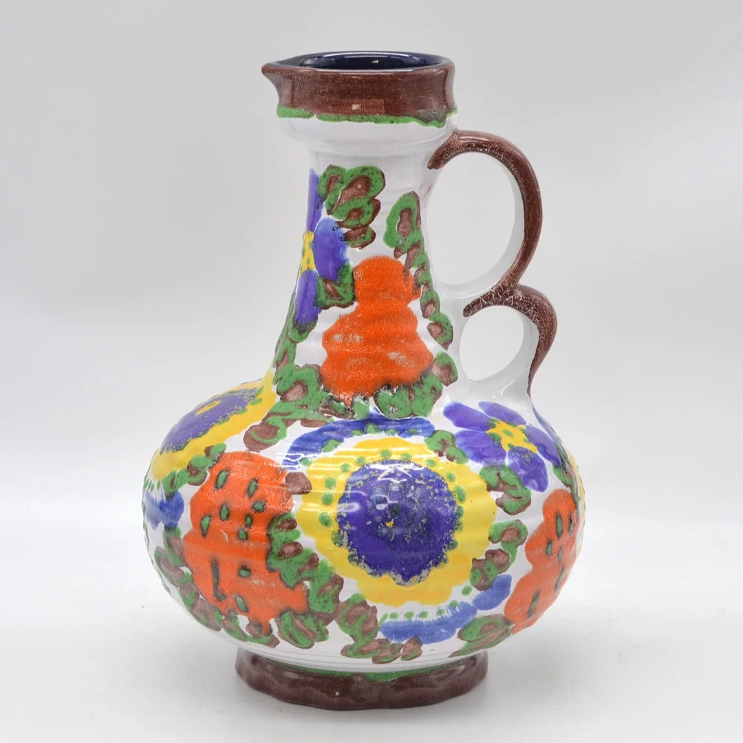 MAREI KERAMIK, DESIGNERKRUG, MODELLNR. 1300, MEHRFARBIGER BLUMENDEKOR, FAT LAVA-TECHNIK, DEUTSCHLAND, UM 1970ER JAHRE. — European — Kunst- und Auktionshaus Kleinhenz