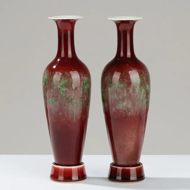 Et par kinesiske vaser med løs sokkel, okseblods glasur, Kangxi stil ca. 1890 (2+2).