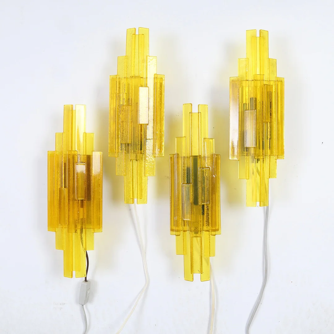 CLAUS BOLBY. Cebo. Et sæt på fire væglamper af gult akryl, model 1106, 1960'erne (4). — Wall Lights — Bidstrup Auktioner