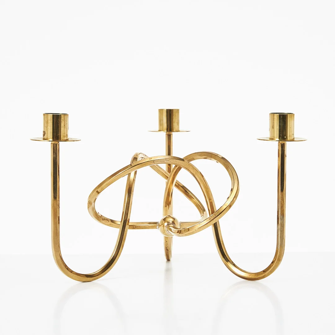JOSEF FRANK. Kandelaber, för tre ljus, mässing, "Vänskapsknuten", formgiven 1938 för Firma Svenskt Tenn. — Candlesticks — Stockholms Auktionsverk Magasin 5