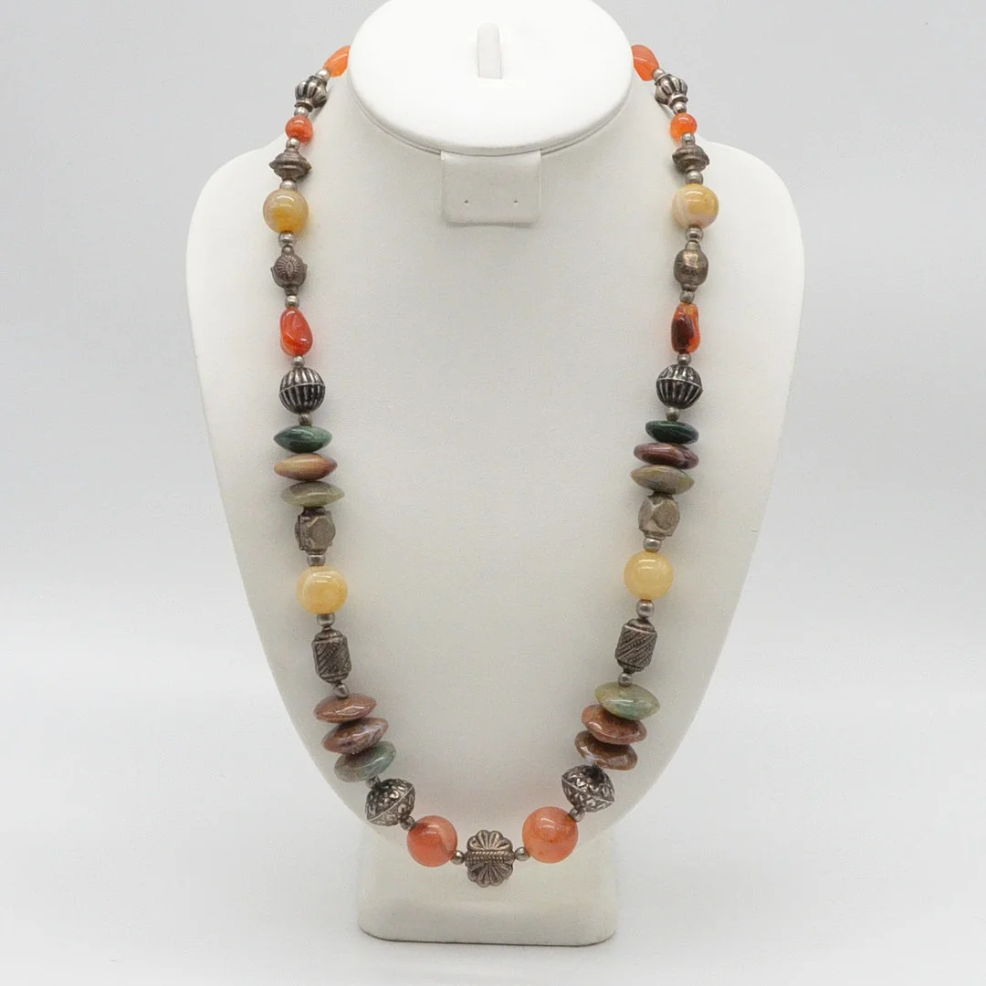 EDELSTEINCOLLIER MIT NEUSILBERPERLEN, ACHAT, TIGERAUGE UND AVENTURIN, POLIERT, MIT HAKENVERSCHLUSS, VINTAGE, CA. 71 CM. — Necklace — Kunst- und Auktionshaus Kleinhenz