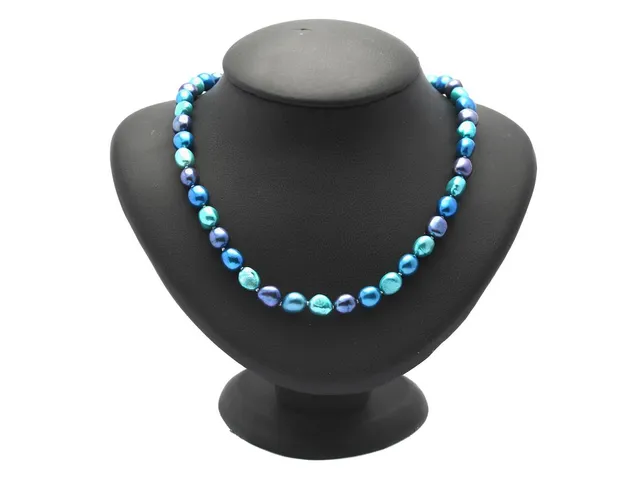 COLLIER, färgade odlade sötvattenspärlor, knutet, utan lås, längd ca 70 cm.