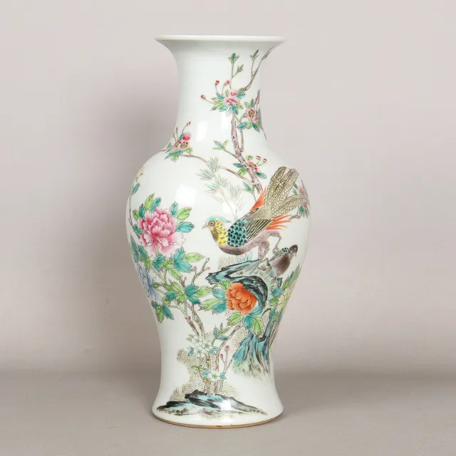 A CHINESE PORCELAIN FAMILLE ROSE VASE, REPUBLIC PERIOD.