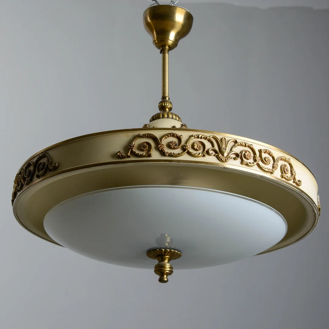 EINAR BÄCKSTRÖMS METALLVARUFABRIK. Taklampa, mässing & vitlackerad plåt, 1900-talets mitt. — Ceiling lights — Formstad Auktioner
