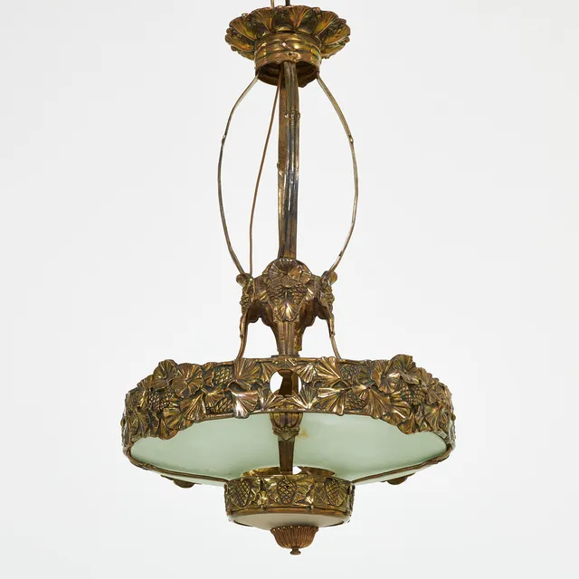 ARVID BÖHLMARKS LAMPFABRIK. Taklampa, 1900-talets början Jugend, patinerad stomme, dekorerad med bladverk och kottar.