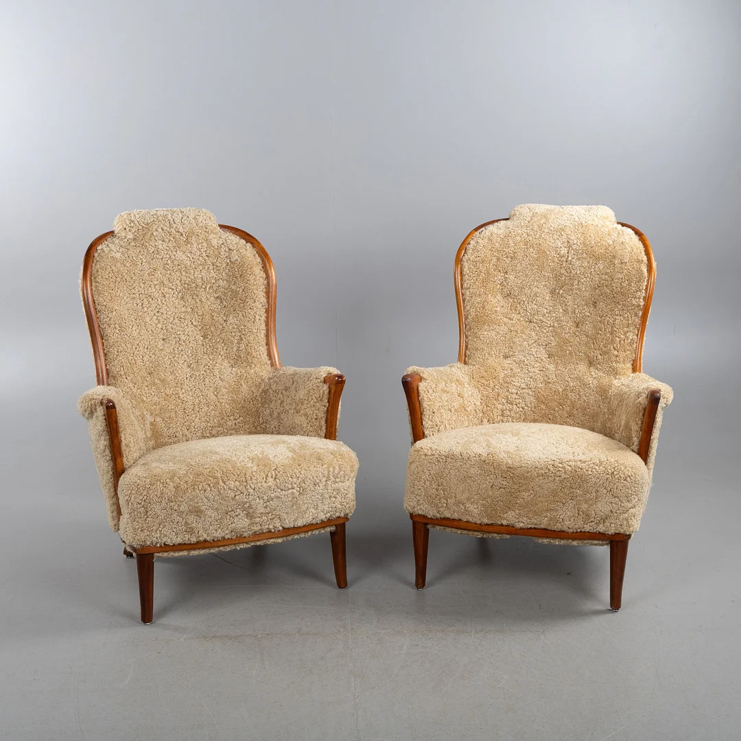 CARL MALMSTEN. Fåtöljer "Vår Fru", ett par, A B OH Sjögren och Bodafors, klädd i fårskinnspäls Honey. — Armchairs & Chairs — Stockholms Auktionsverk Helsingborg