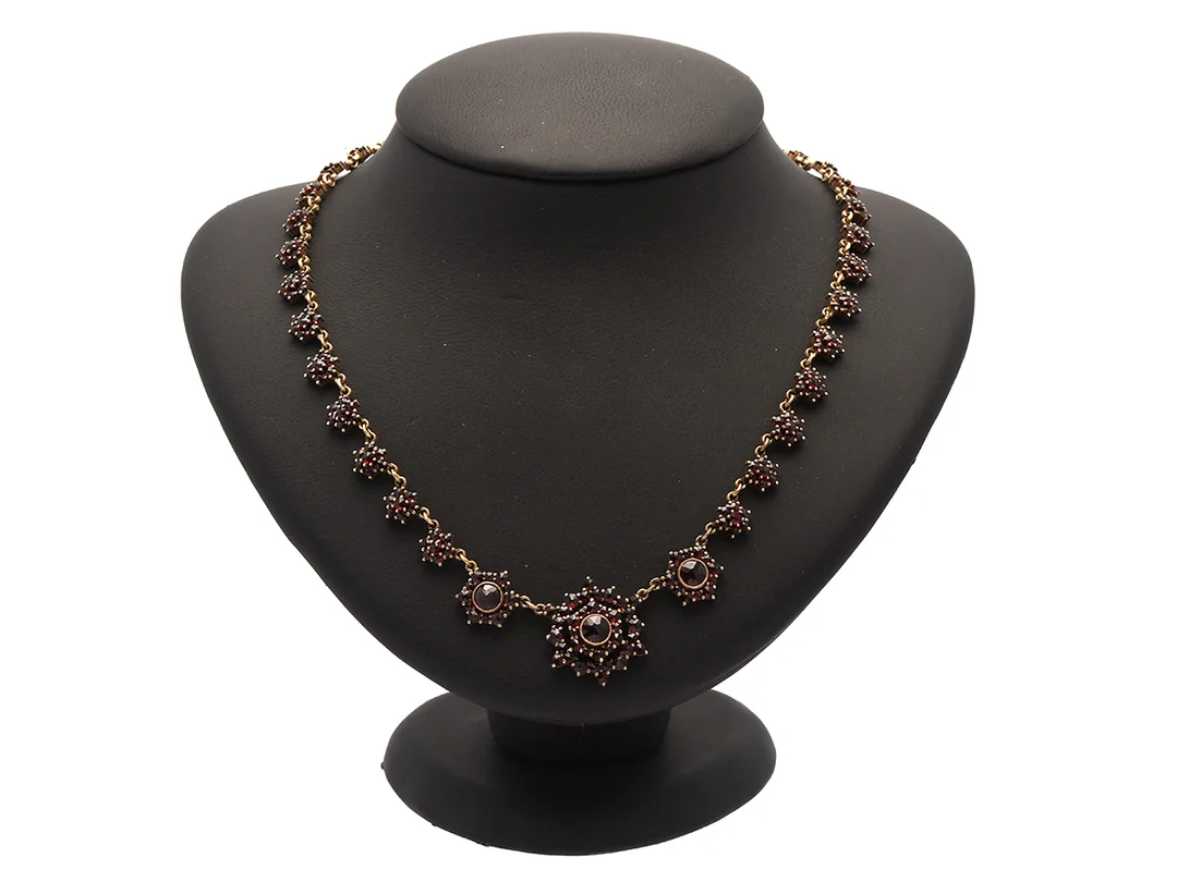 COLLIER, förgyllt silver, granater, längd 44,5 cm, del i metall. — Smycken/Collier — Kaplans