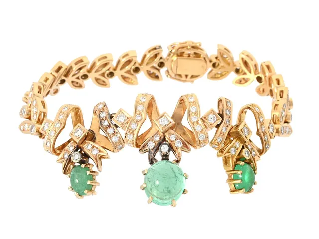 ARMBAND, 18K guld, 3 cabochonslipade smaragder ca 7,80 ctv, briljantslipade diamanter ca 3,17 ctv, ca TW-W/VS, vikt 42,5 g, smaragder med inneslutningar som når ytan.