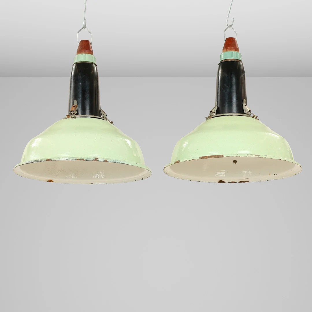 Et par mintgrønne industripendler af emaljeret metal, 1900 tallets anden halvdel (2). — Ceiling lights — Palsgaard Kunstauktioner