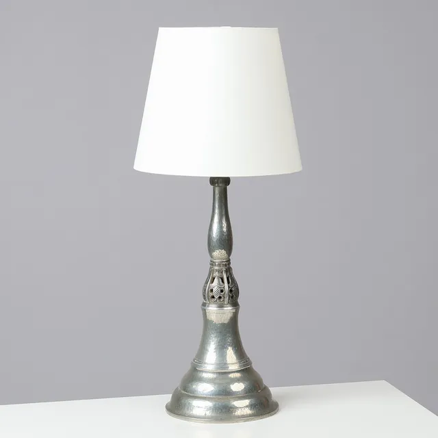 JUST ANDERSEN (1884-1943). Skønvirke bordlampe af hammerslået tin nr. 355, starten af 1900 tallet.