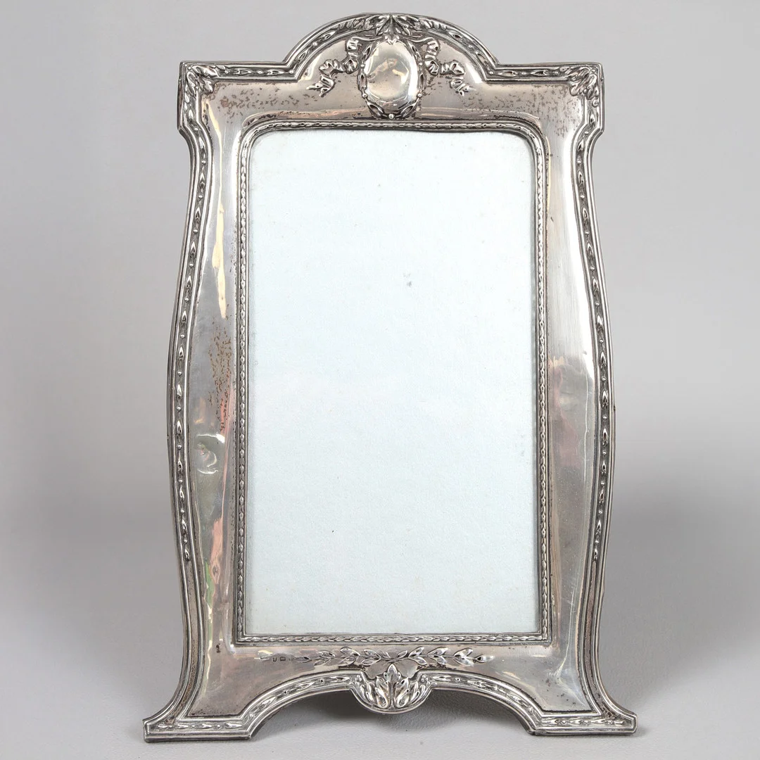 A TALL EARLY 20TH CENTURY SILVER PHOTOGRAPH FRAME. — Silver — Bishop & Miller