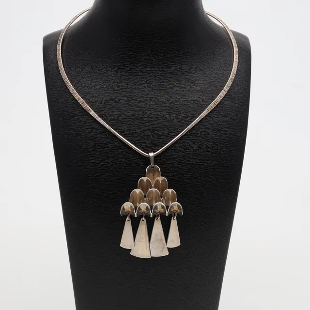 HALSSMYCKE silver vikt ca 32 gram.
