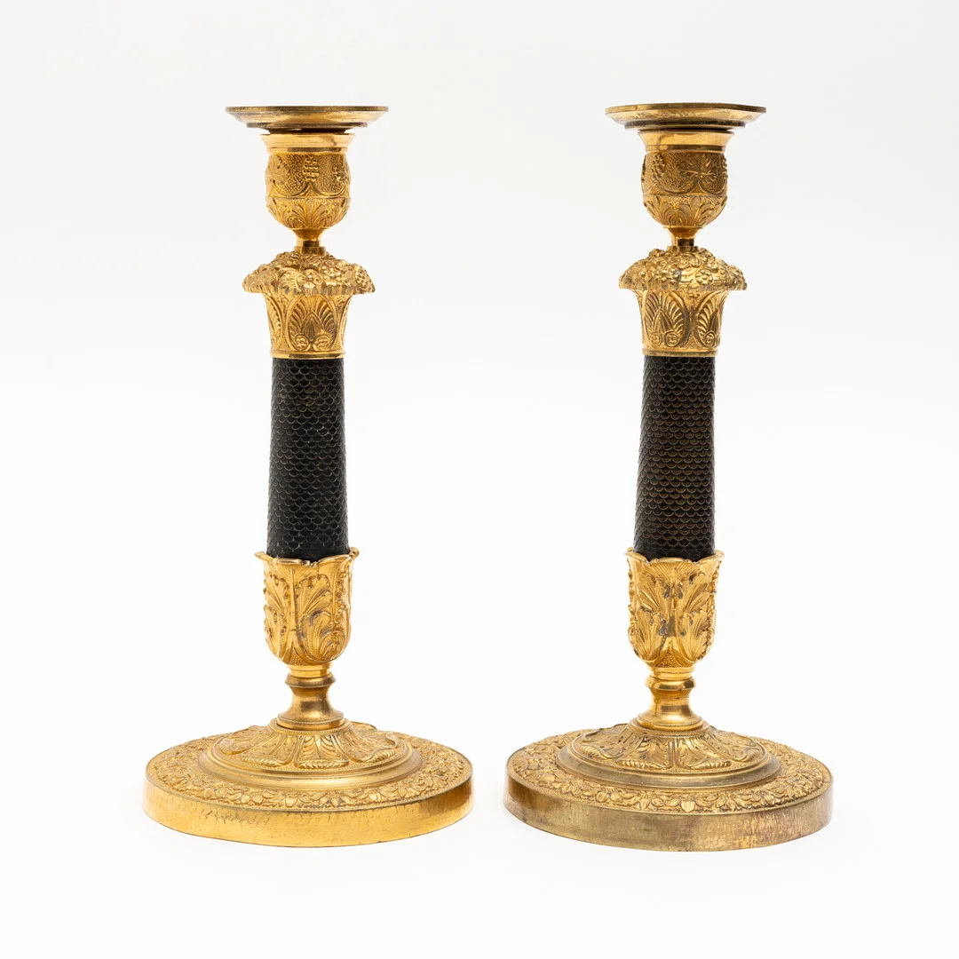 LJUSSTAKAR, ett par, empirestil, Frankrike 1800-talets andra hälft. — Candlesticks — Auktionshuset Kolonn