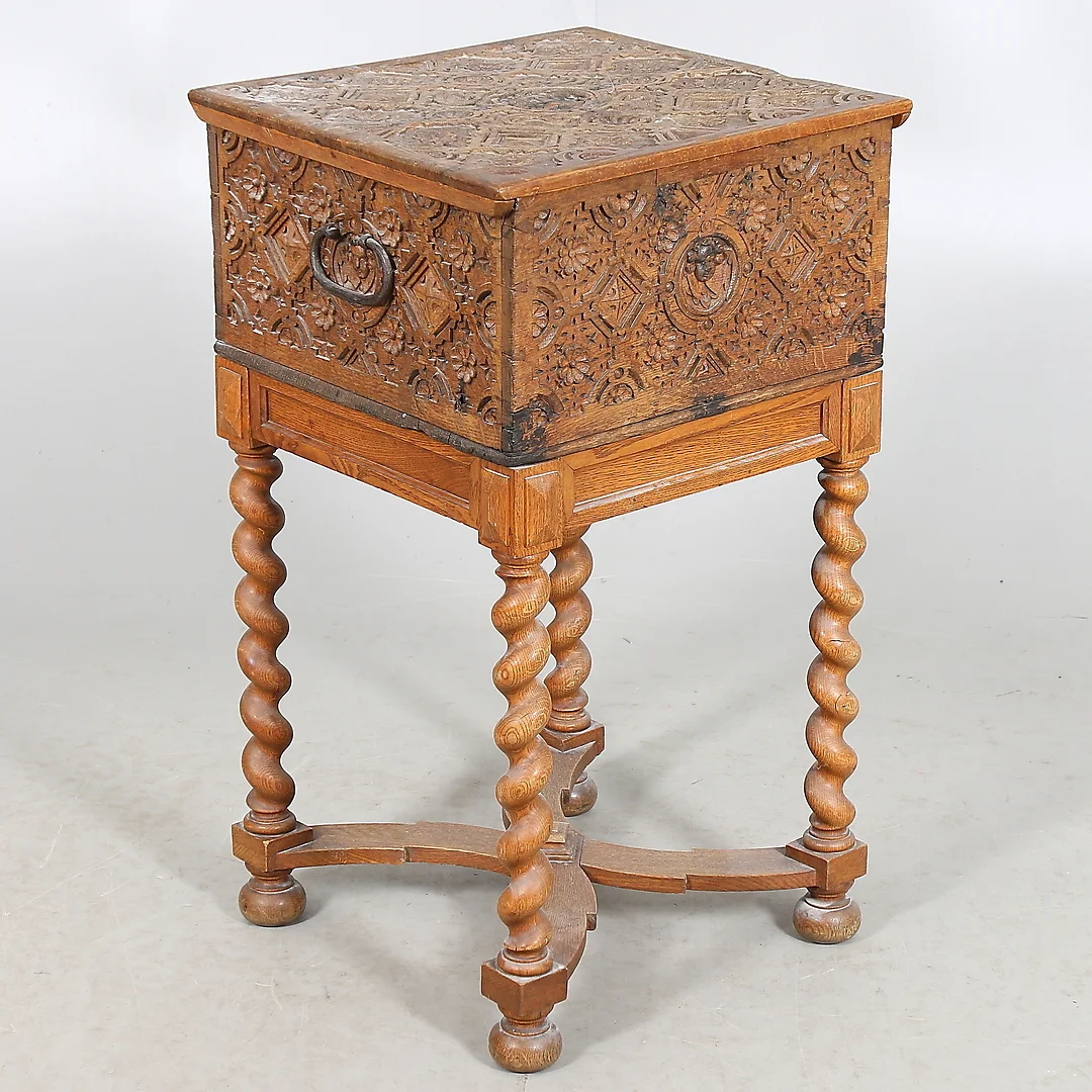 SKRIN, ek, barock, karvsnittsdekor, 1700-tal. — Bowls & Boxes — Stadsauktion Sundsvall