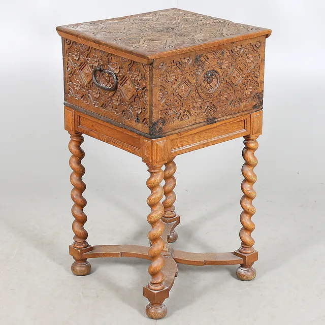 SKRIN, ek, barock, karvsnittsdekor, 1700-tal.