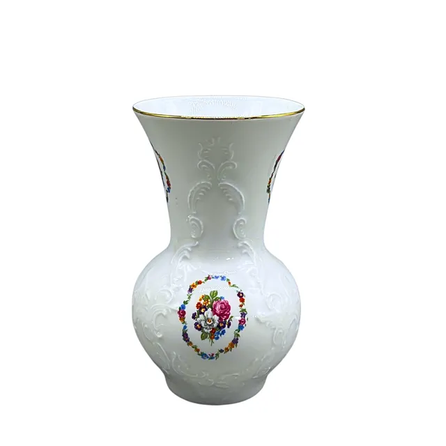 KPM ROYAL PORZELLANVASE MIT RELIEFDEKOR UND BUNTEN BLUMENMOTIVEN.
