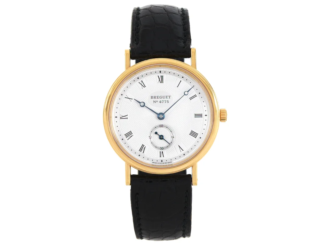 BREGUET, Classique, No 4775, "Swiss Guilloche Main", Cal 818/5, Verk nr. 11924, Ref nr. 3910, Boett nr. 4775 1, herrur, 34,5 mm, 18K guld, manuell, safirglas, liten sekundvisare, läderband, originalspänne i 18K guld, cert, augusti 1999, box, ytterkartong. — Klockor/Breguet — Kaplans