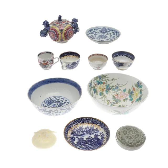 A COLLECTION OF 19TH CENTURY AND LATER CHINESE CERAMICS.