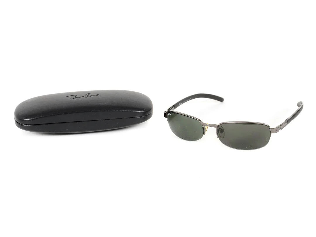 SOLGLASÖGON, RAY-BAN, 2158, svarta bågar, svart glas, glasen är skadade kanten, etui. — Accessoarer/Solglasögon — Kaplans