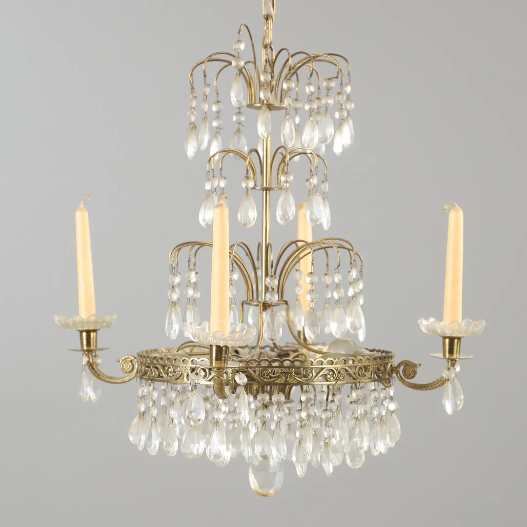 LJUSKRONA, 4-armad, mässing med prismor, 1900-talets mitt. — Chandeliers — Helsingborgs Auktionskammare