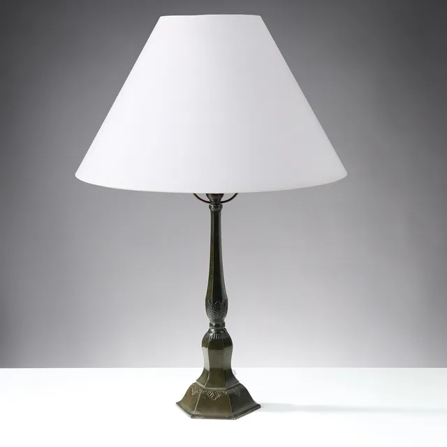 JUST ANDERSEN (1884-1943). Slank bordlampe af diskometal på sekskantet fod, modelnr. 59, Danmark, Nordisk Art Deco, formgivet 1926-1929.