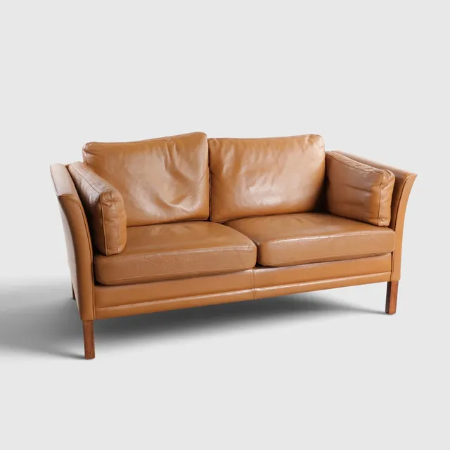 MOGENS HANSEN. Fritstående to-personers sofa betrukket med cognacfarvet skind, ben af bejdset bøg. Udført hos Mogens Hansen, Danmark.