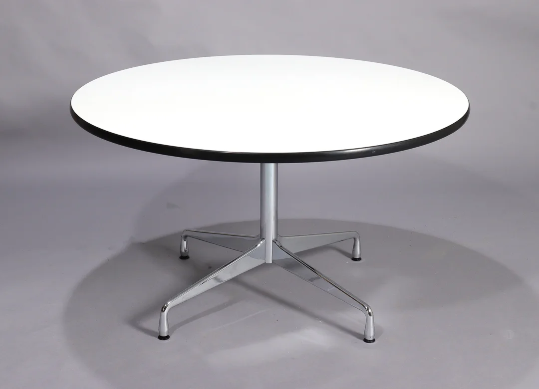 Charles Eames. Round dining table / 'Segmented Table' Ø 130 cm — Furniture/Dining tables, dining room furniture — Lauritz
