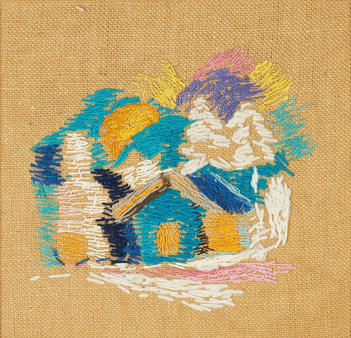 ESTER HENNING (Sverige, 1887-1985), Blågult hus, 1960-tal, broderi. — Other — Crafoord Auktioner Stockholm