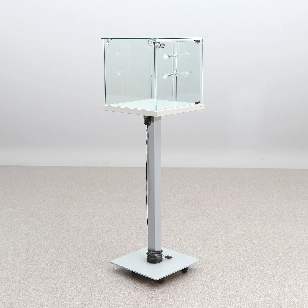 VITRINMONTER PÅ PELARFOT. Glas och lackerad metall. Samtida tillverkning. — Cupboards, Cabinets & Shelves — Skånes Auktionsverk