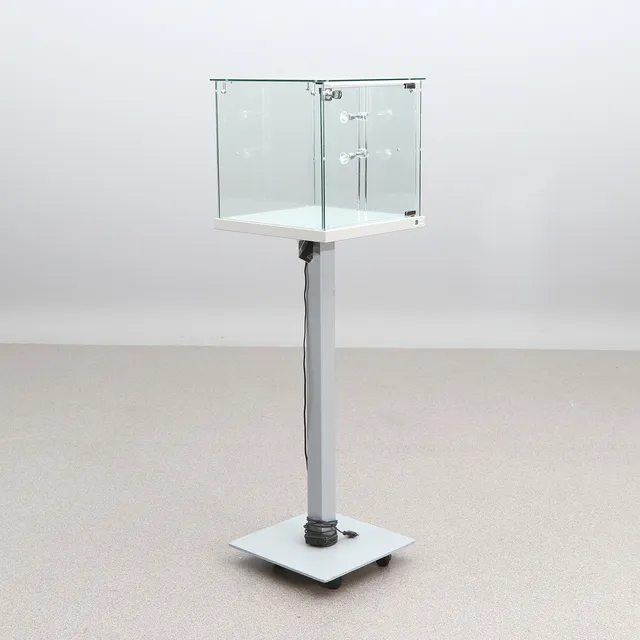 VITRINMONTER PÅ PELARFOT. Glas och lackerad metall. Samtida tillverkning.