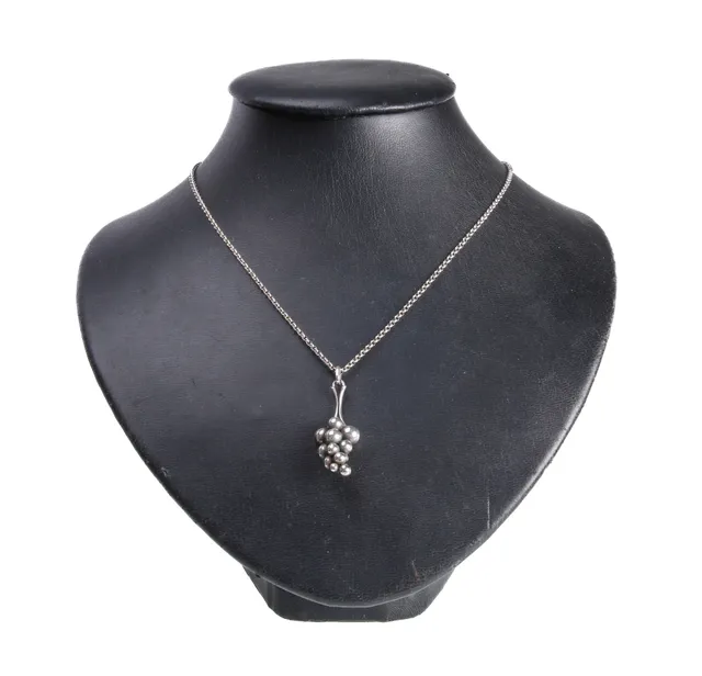 Georg Jensen. Moonlight Grapes pendant with chain in sterling silver (2)