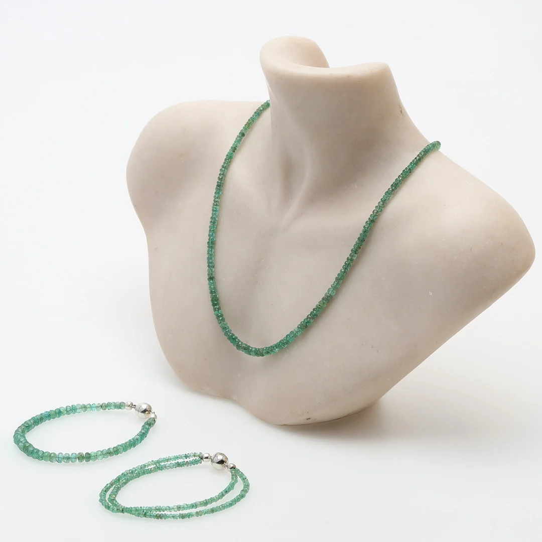 COLLIER samt ARMBAND, 3 delar, fasetterade smaragder, magnetlås i silver. — Necklace — Auktionsmagasinet Vänersborg